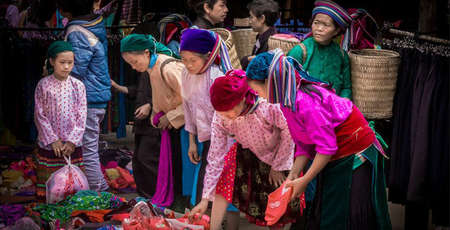 Les marchés montagneux à Hà Giang, couleurs des montagnes karstiques
