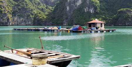 Exploration des villages de pêcheurs de la baie d'Ha Long : Cua Van, Vung Vieng et Ba Hang