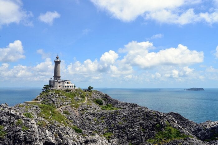 Le phare de Long Châu : Une icône de la baie de Lan Ha