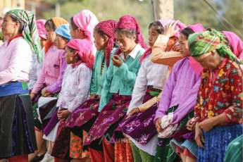 Les march&eacute;s montagneux &agrave; H&agrave; Giang, couleurs des montagnes karstiques