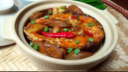 Recette de Poisson mijoté caramélisé aux bananes vertes