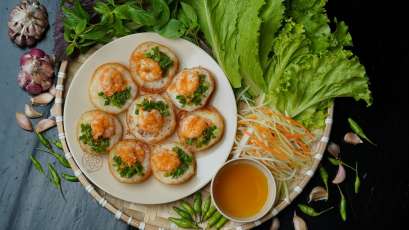 Recette du b&aacute;nh khọt vietnamien : les petites cr&ecirc;pes croustillantes aux crevettes du Sud