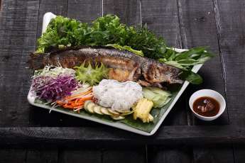 C&aacute; l&oacute;c nướng trui : recette traditionnelle du Sud du Vietnam