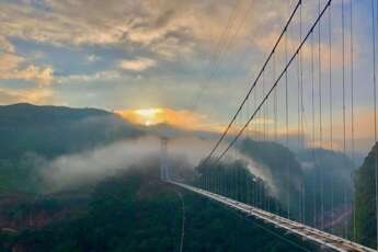 Bach Long, le plus long pont en verre au monde à Moc Chau
