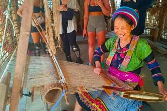 Savoir-faire ancestral du tissage de lin à la main du village de Lung Tam