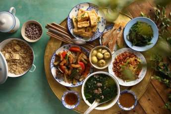 Quand le repas raconte le Vietnam : Pourquoi mange-t-on autour d&rsquo;un plateau rond ?