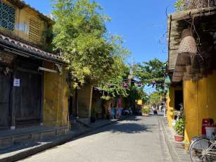Pourquoi y a-t-il tant de bâtiments peintes en jaune au Vietnam?