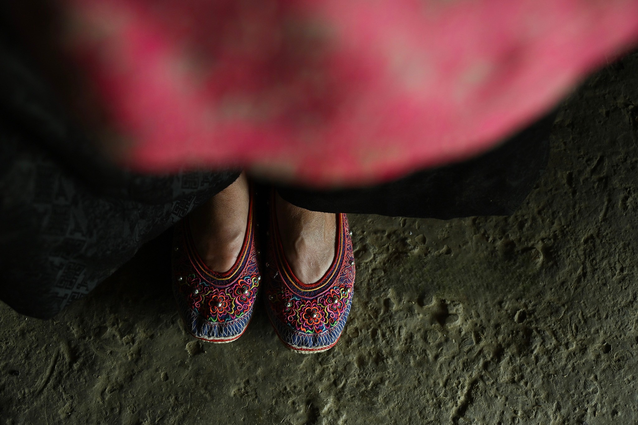 Le m&eacute;tier de fabrication des chaussures brod&eacute;es du peuple Xạ Phang : un patrimoine culturel unique du Vietnam