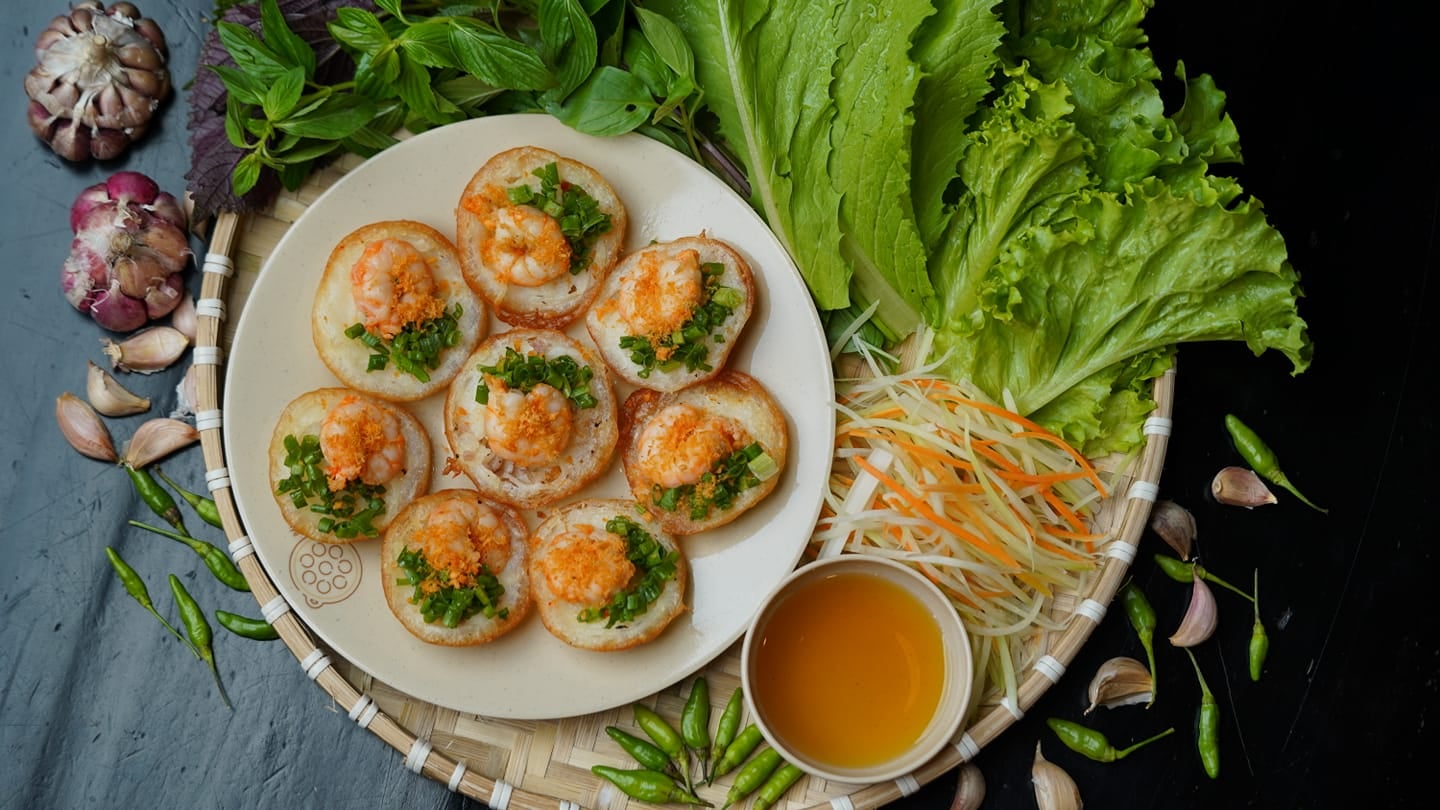 Recette du b&aacute;nh khọt vietnamien : les petites cr&ecirc;pes croustillantes aux crevettes du Sud