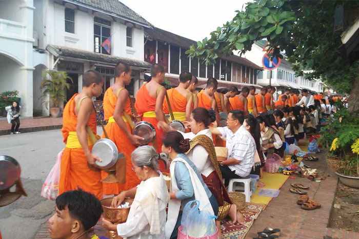 La cérémonie matinale du Tak Bat à Luang Prabang