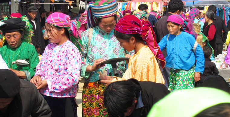 Le marché ethnique et la région de Dong Van à Ha Giang