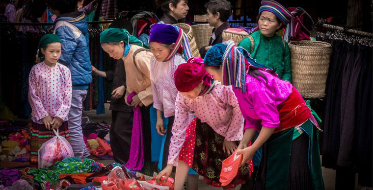 Les marchés montagneux à Ha Giang, couleurs des montagnes karstiques