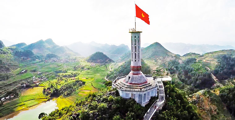 La tour du drapeau de Lung Cu, symbole national sacré à Ha Giang