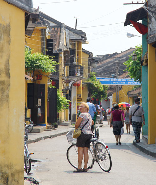 Une rue réservée aux piétons et aux vélos à Hoi An - Balade -à-vélo