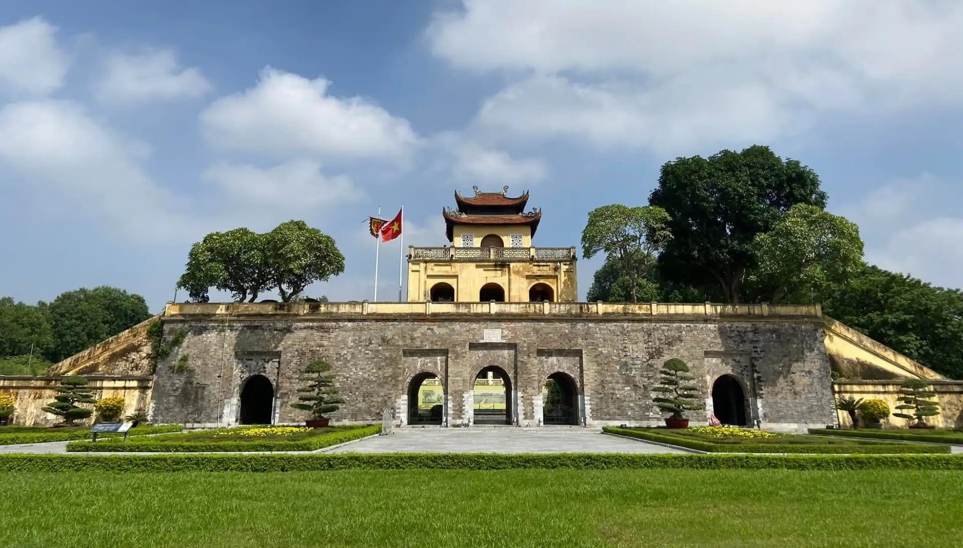 Hanoï abrite également de nombreux bâtiments patrimoniaux de valeur historique tels que la citadelle impériale de Thang Long, un site du patrimoine mondial reconnu par l'UNESCO.