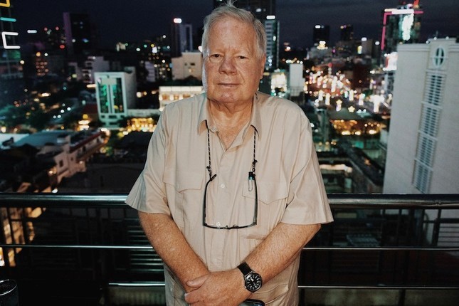 David Brill, ancien cameraman de guerre, ému lors de son retour à Hô Chi Minh-Ville, 50 ans après avoir filmé les dernières heures de la chute de Saïgon. Photo : ABC
