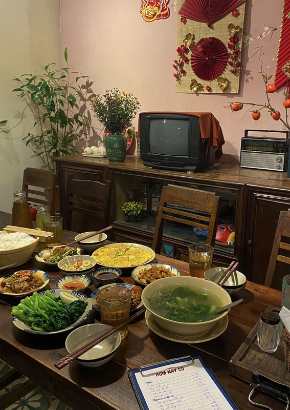 4-restaurants-hanoi-cuisine-fait-maison-xoi-com-table