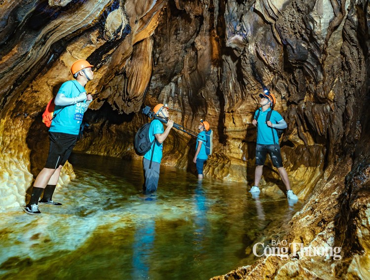 Une fois à l’intérieur, la grotte dévoile des eaux cristallines d’une pureté exceptionnelle