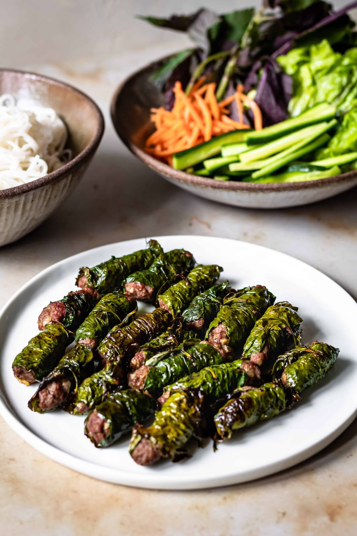 Derri&egrave;re sa simplicit&eacute;, le b&ograve; l&aacute; lốt r&eacute;v&egrave;le tout le savoir-faire de la cuisine vietnamienne, o&ugrave; quelques ingr&eacute;dients suffisent &agrave; cr&eacute;er des saveurs profond&eacute;ment m&eacute;morables.