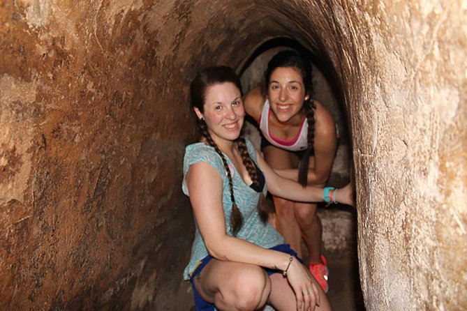Visiter tunnels de Cu Chi visiteur