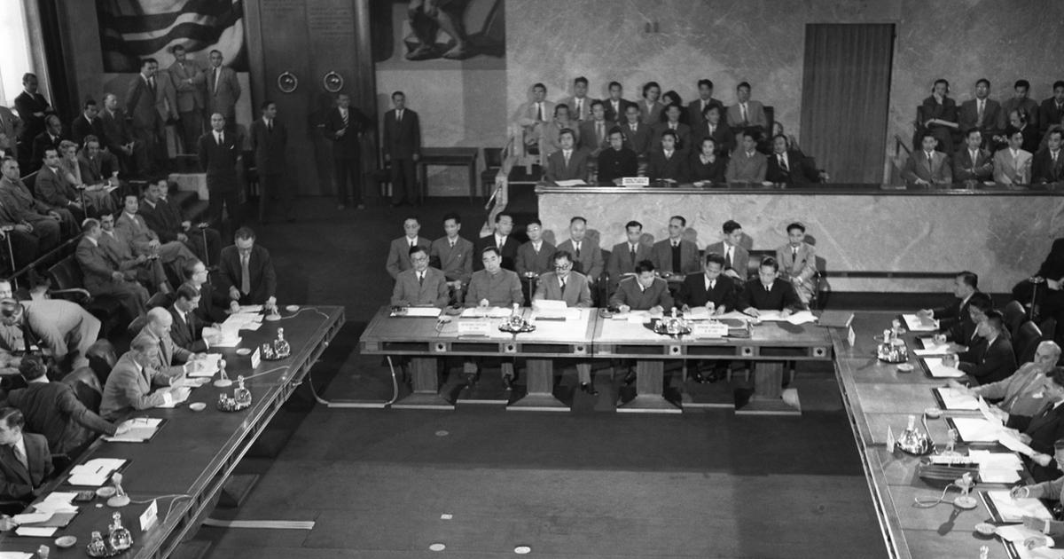 La signature des accords de Genève en 1954
