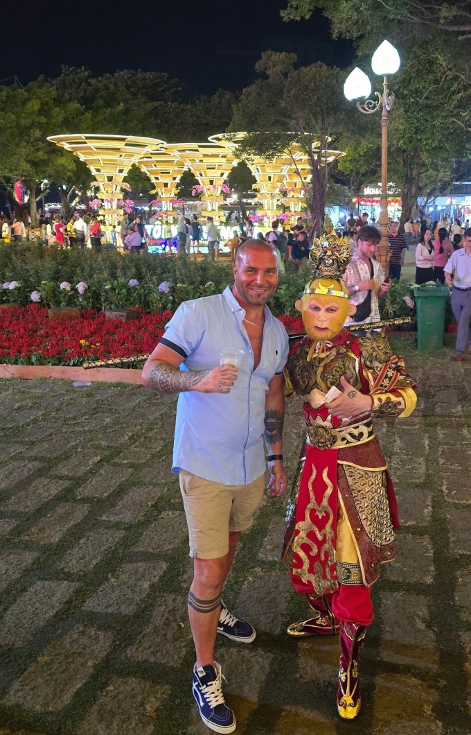 Adam célèbre le réveillon du Nouvel An lunaire du Vietnam à Vũng Tàu, dans la soirée du 28 janvier. Photo : Adam