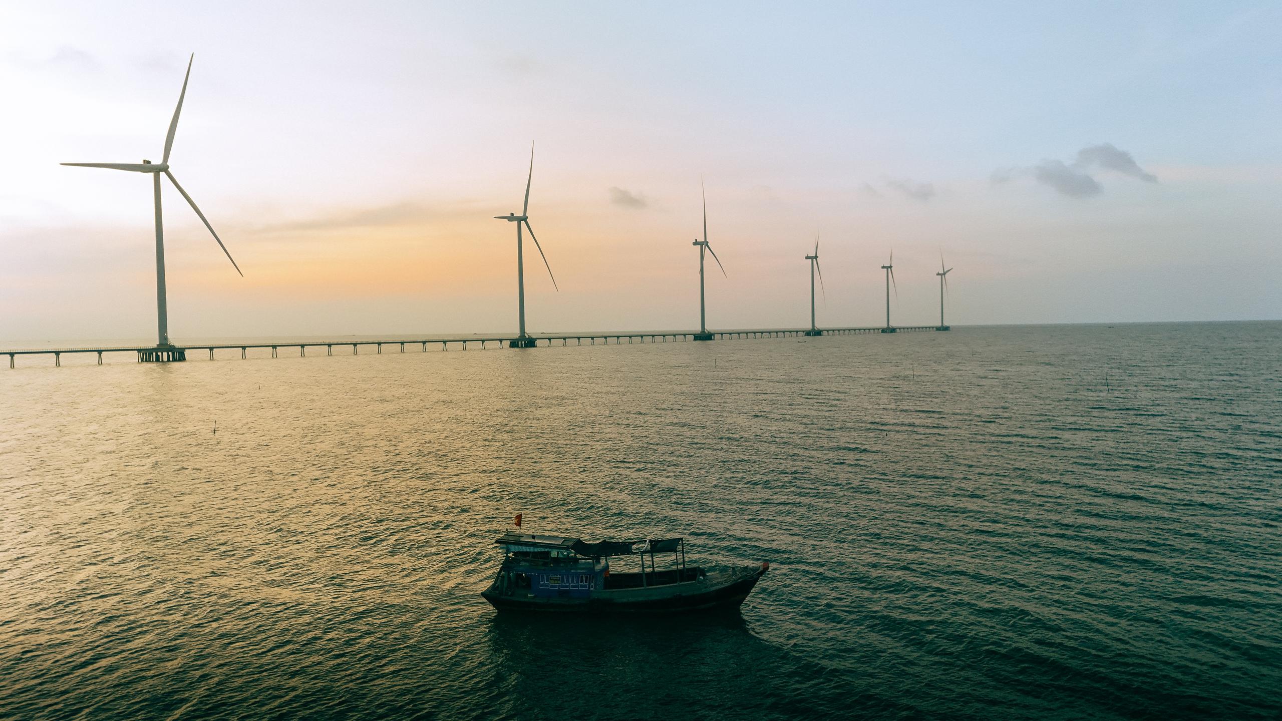 La plage de Ba Động, avec ses &eacute;oliennes qui se dressent au bord de la mer, offre un paysage c&ocirc;tier &agrave; la fois paisible et singulier.