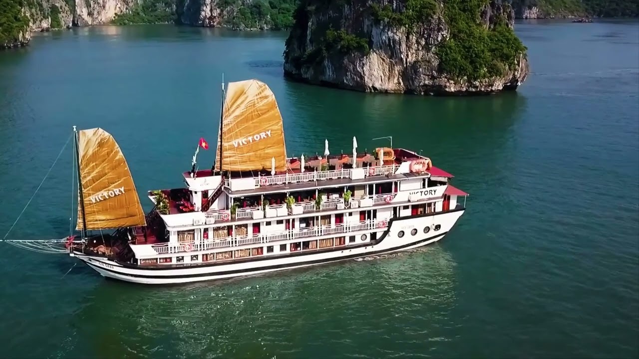 baie d'halong, vietnam, promenade en bateau au vietnam, promenade en bateau en baie d'halong, excursion en bateau en baie d'halong, jonque au vietnam, endroits pour faire une excursion en bateau au vietnam, jonque, croisiere en baie d'halong