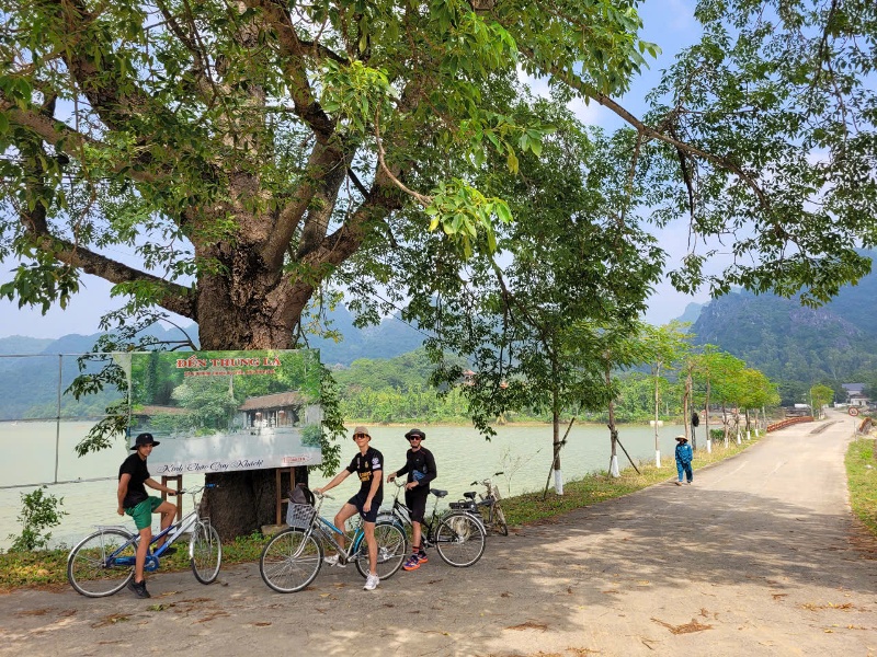 balade à velo pour aller au temple de Thung La