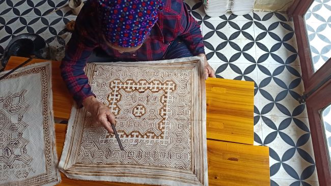 Les Mong du village de Pho préservent leur art traditionnel du dessin à la cire d’abeille.