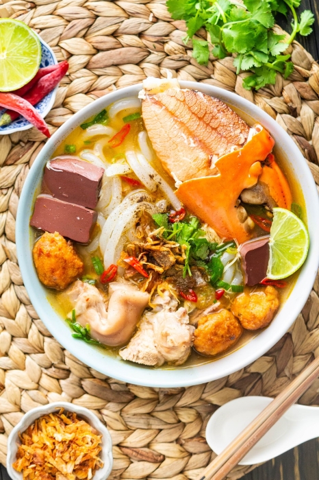Parmi les grands classiques de la cuisine vietnamienne, le b&aacute;nh canh &eacute;voque une forme de simplicit&eacute; gourmande, o&ugrave; chaque ingr&eacute;dient trouve naturellement sa place.