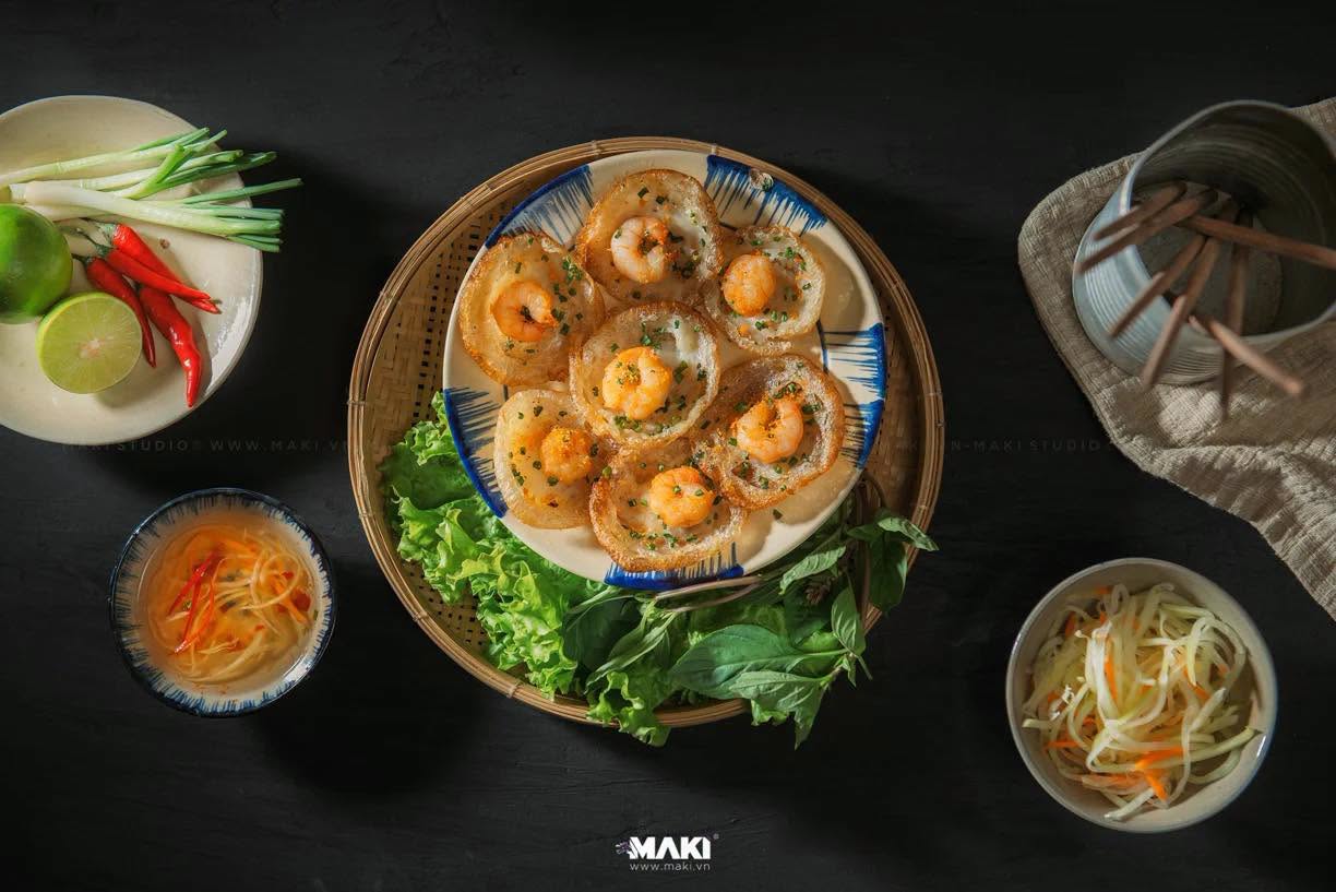 B&aacute;nh khọt du Sud du Vietnam : de petites cr&ecirc;pes dor&eacute;es et croustillantes, garnies de crevettes, &agrave; savourer avec des herbes fra&icirc;ches et du nuoc-mam.