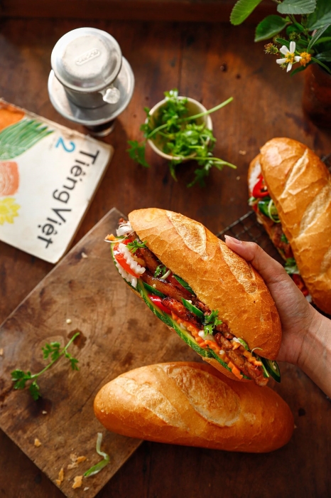 Le b&aacute;nh m&igrave; vietnamien, un h&eacute;ritage de la rencontre entre influences fran&ccedil;aises et saveurs vietnamiennes, devenu l&rsquo;un des sandwichs les plus c&eacute;l&egrave;bres au monde.