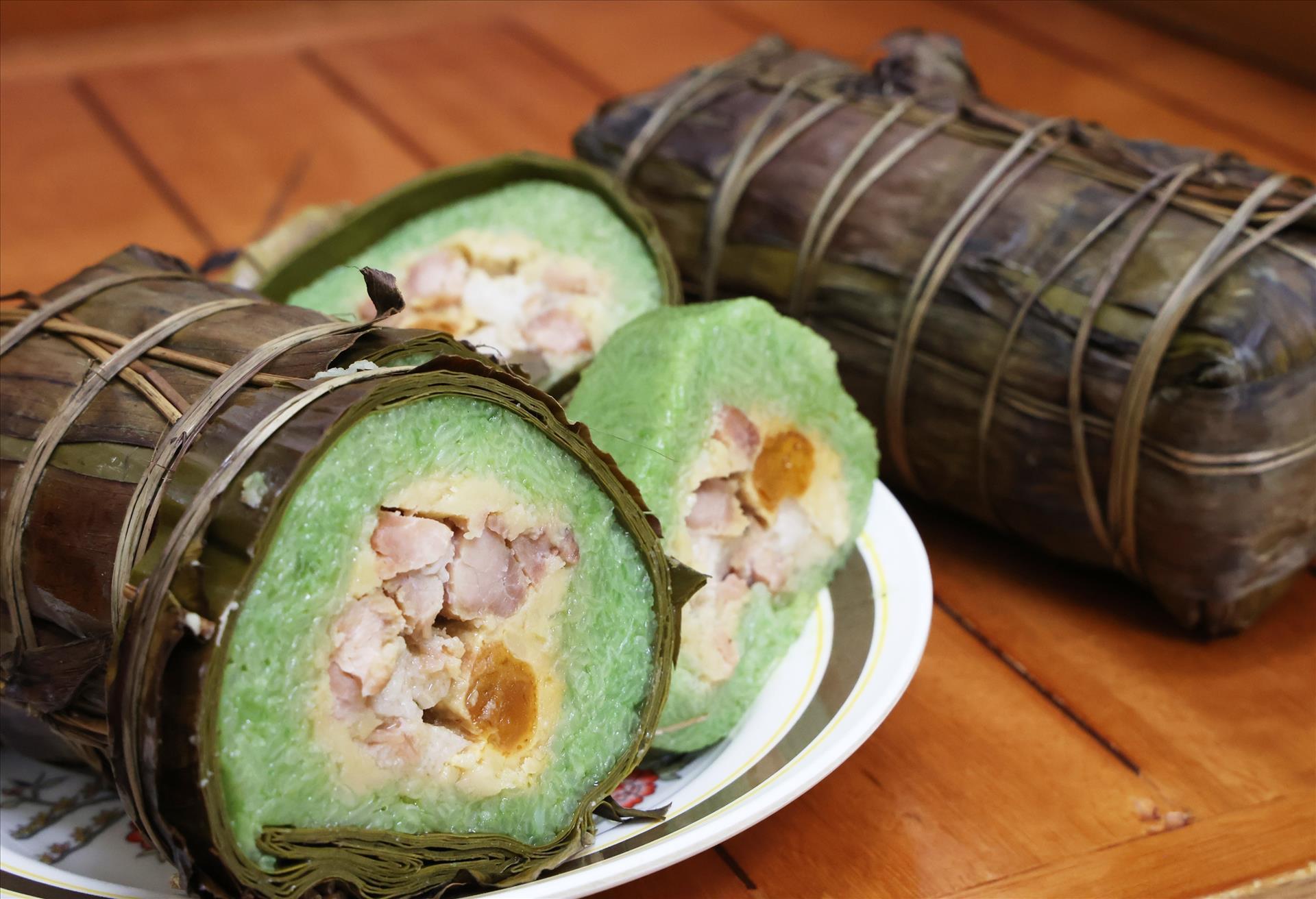 Le b&aacute;nh t&eacute;t Tr&agrave; Cu&ocirc;n, une sp&eacute;cialit&eacute; de Tr&agrave; Vinh reconnaissable &agrave; son riz gluant color&eacute; naturellement et &agrave; sa g&eacute;n&eacute;reuse garniture de haricots mungo, de porc et de jaune d&rsquo;&oelig;uf sal&eacute;.