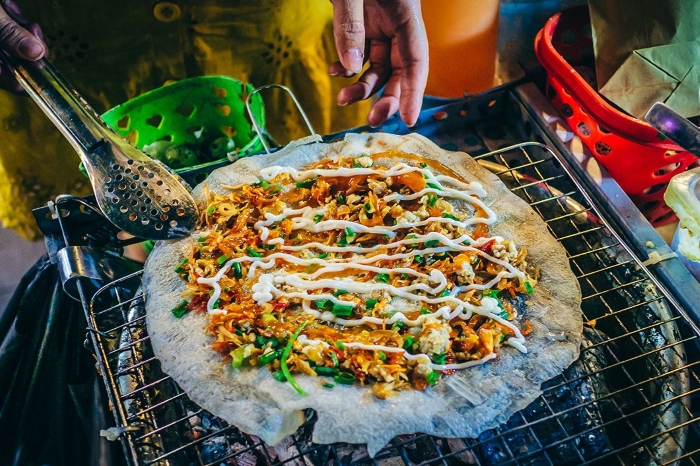 Entre savoir-faire de rue et gourmandise assum&eacute;e, b&aacute;nh tr&aacute;ng nướng illustre &agrave; merveille la cr&eacute;ativit&eacute; de la cuisine populaire vietnamienne.
