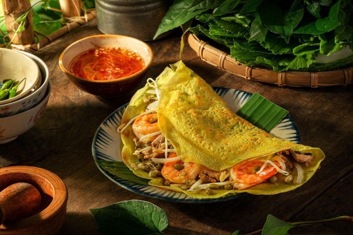 Dans le delta du M&eacute;kong, le b&aacute;nh x&egrave;o raconte &agrave; sa mani&egrave;re l&rsquo;abondance des jardins, des rivi&egrave;res et des saveurs du Sud Vietnam.