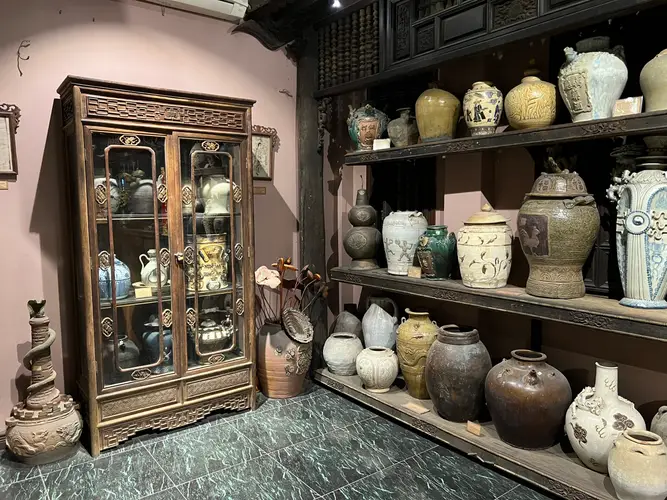 "Objets anciens de la médecine vietnamienne exposés dans une maison en bois traditionnelle à Ho Chi Minh-Ville