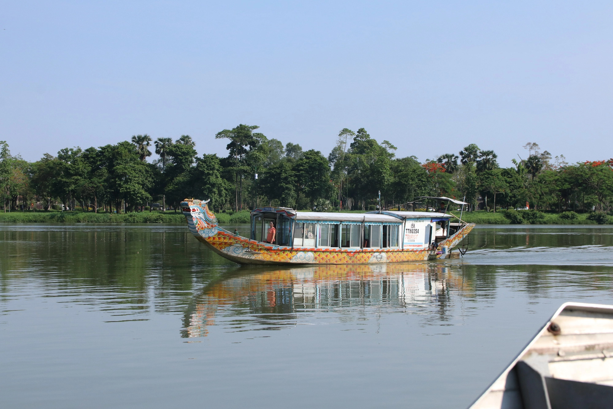 Hue, vietnam, promenade en bateau au vietnam, promenade en bateau à Hue, excursion en bateau à Hue, bateau panier au vietnam, endroits pour faire une excursion en bateau au vietnam, bateau dragon