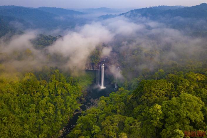 La beauté majestueuse de la cascade Hang En-K50 