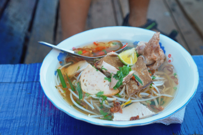 Petit-déjeuner traditionnel à Cần Thơ – bol de hu tieu chaud. Photo : Authentik Vietnam