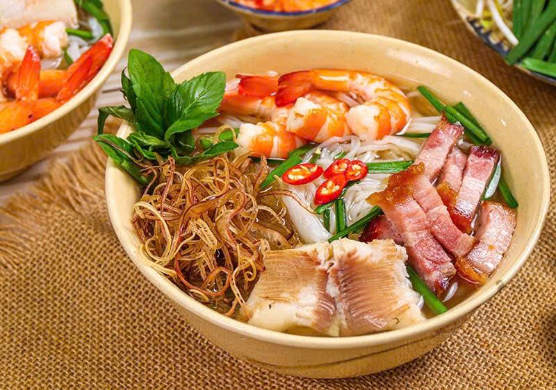 Le b&uacute;n nước l&egrave;o, une sp&eacute;cialit&eacute; embl&eacute;matique de Tr&agrave; Vinh, avec son bouillon parfum&eacute; &agrave; la citronnelle et au poisson ferment&eacute;, servi avec du poisson, des crevettes.