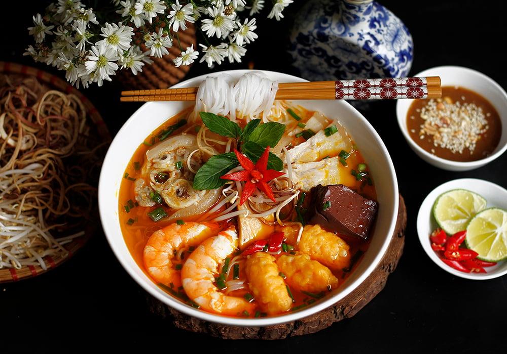 &Agrave; Tr&agrave; Vinh, le b&uacute;n su&ocirc;ng se reconna&icirc;t &agrave; ses petites quenelles de crevettes, servies avec des vermicelles de riz et un bouillon savoureux. Un plat simple, mais typique de la cuisine locale.