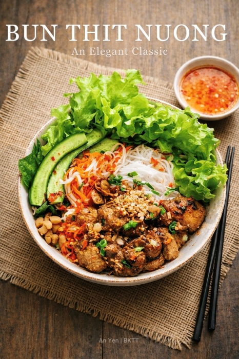 Avec ses herbes fra&icirc;ches, son porc grill&eacute; et ses saveurs contrast&eacute;es, le b&uacute;n thịt nướng illustre parfaitement l&rsquo;art de vivre gourmand du Sud Vietnam.