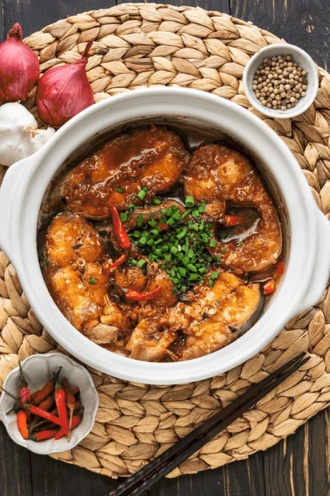Servi au c&oelig;ur de la table, le c&aacute; kho tộ &eacute;voque une cuisine de transmission, o&ugrave; les recettes familiales se perp&eacute;tuent de g&eacute;n&eacute;ration en g&eacute;n&eacute;ration.