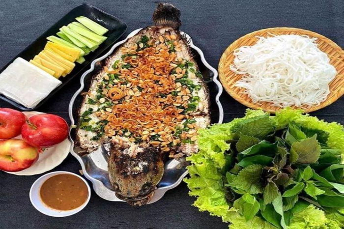 Le cá lóc nướng trui, accompagné de légumes frais, d’herbes aromatiques et de galettes de riz, se partage dans toute sa convivialité, au cœur de la cuisine du Sud du Vietnam.