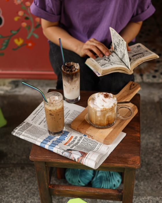 Un caf&eacute; au lait glac&eacute;, quelques minutes qui s&rsquo;&eacute;tirent et la ville qui d&eacute;file doucement autour : l&rsquo;un des plaisirs les plus simples du quotidien vietnamien.