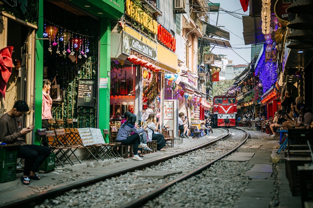 "Lors de son séjour à Hanoï, Hall a également visité la célèbre rue des trains de Phùng Hung après en avoir lu des informations sur Google.Photo : Joakim Hall