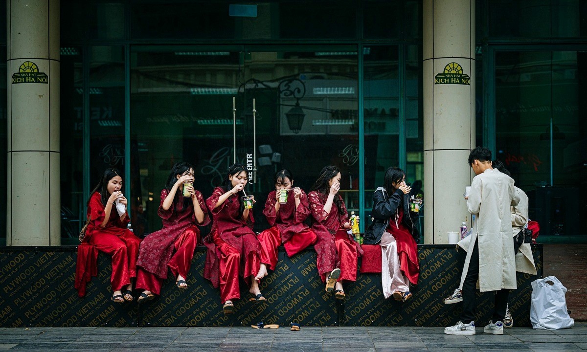 Plutôt que de photographier des poses statiques, Hall préfère se promener et capturer les émotions authentiques sur les visages des habitants locaux. Photo : Joakim Hall