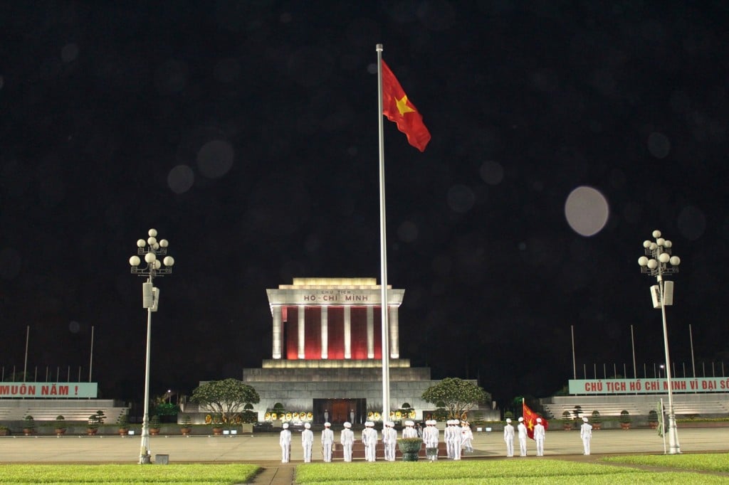 Cérémonie de la descente du drapeau vietnamien sur la place Ba Dinh