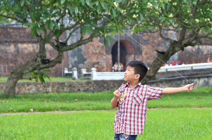 Enfant Jouant Avec Un Cerf-volant Coloré